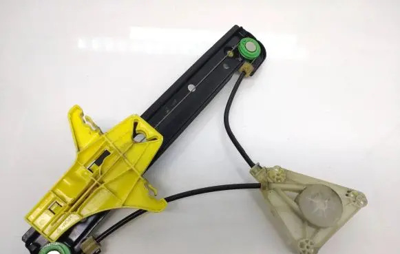 Rear window lifting mechanism without motor