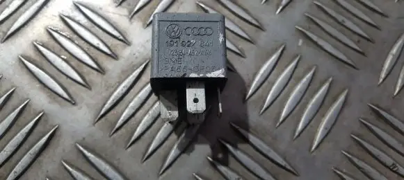 Volkswagen PASSAT B4 Other relay 191927841 v23134-a52-x196