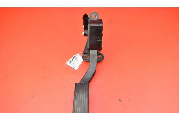 Accelerator throttle pedal