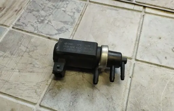 Audi A6 S6 C5 4B Turbo solenoid valve 059906627