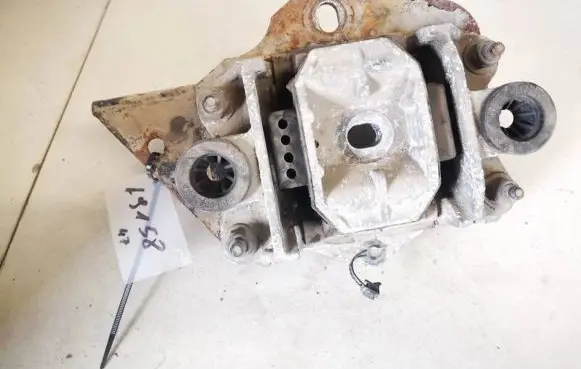 Engine mount bracket
