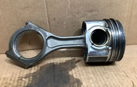 Subaru Legacy Piston with connecting rod
