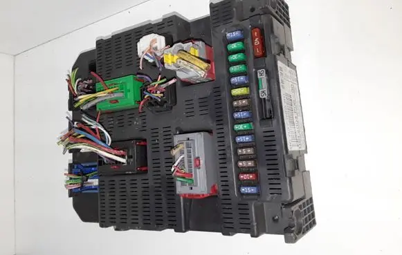 Peugeot 207 Fuse module 9663798280 BSI2004P0600