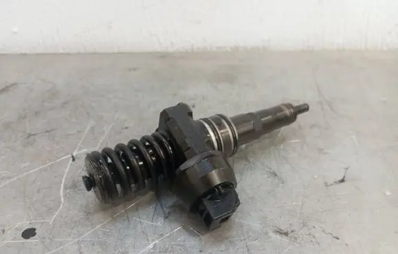 Volkswagen Golf V Fuel injector 038130073BQ