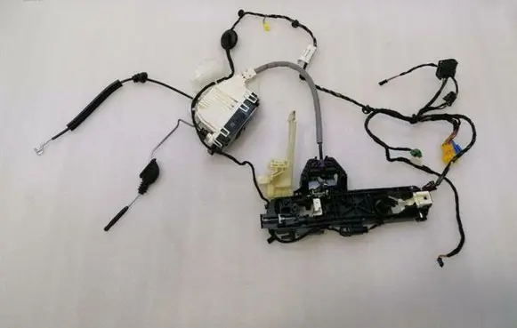Mercedes-Benz CLS C218 X218 Front door lock A2047203035