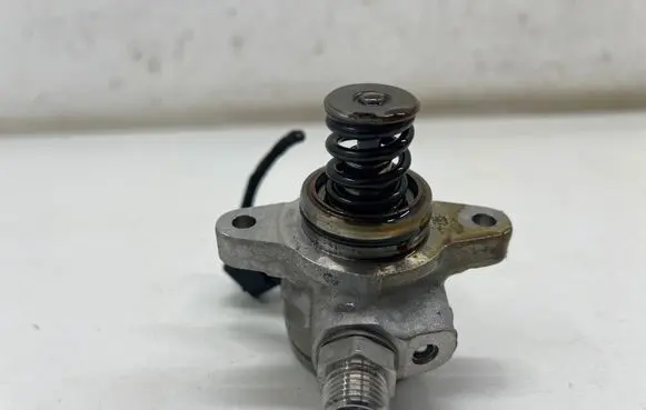 Cupra Leon Fuel injection high pressure pump 04E127027N