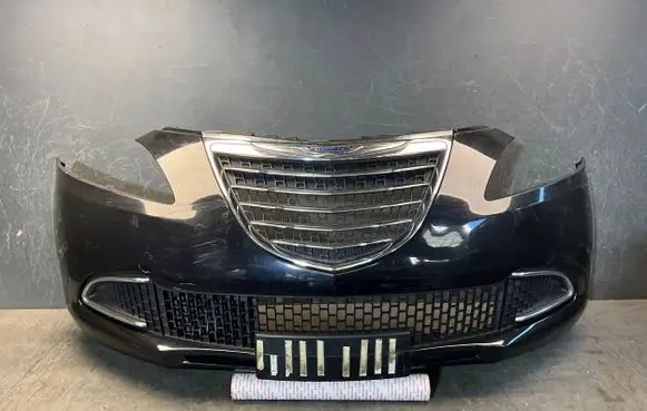 Chrysler Ypsilon Front bumper 735486082