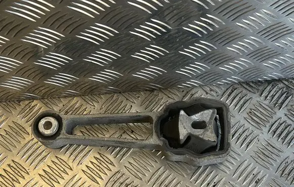 Volvo V60 Engine mount bracket