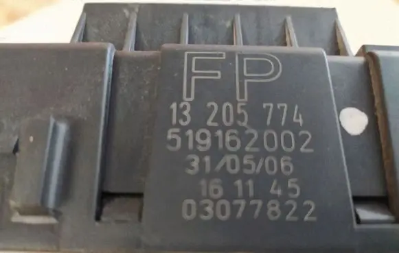 Opel Vectra C Fuse module 13205774 519162002 03077822