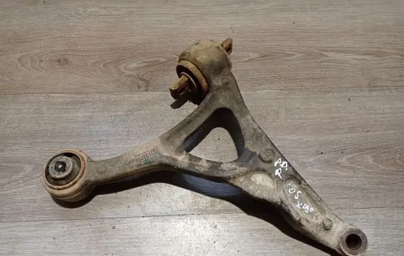 Volvo XC90 Front lower control arm/wishbone 8646614