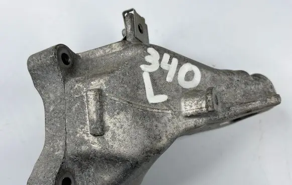 Mercedes-Benz GLS X167 Engine mounting bracket A6562230500