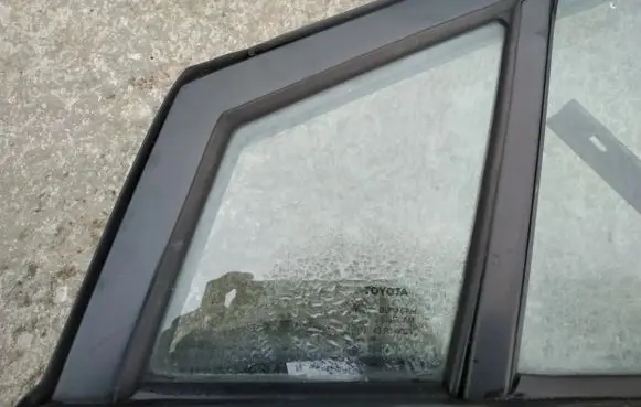 Toyota Corolla Verso AR10 Front door vent window glass four-door 