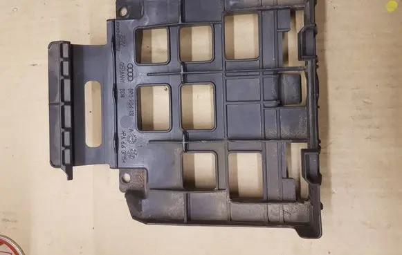 Audi A3 S3 A3 Sportback 8P Other engine bay part 8P0906131A
