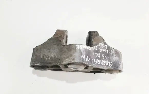 Nissan Qashqai Engine mount bracket