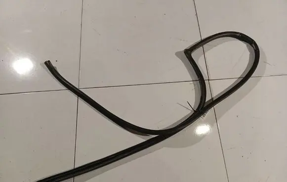 Toyota Avensis T250 Rubber seal front coupe door