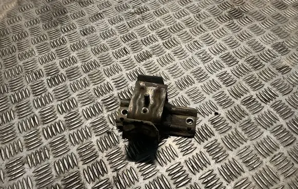 Nissan Terrano Engine mount bracket