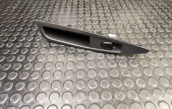 Nissan Qashqai Electric window control switch