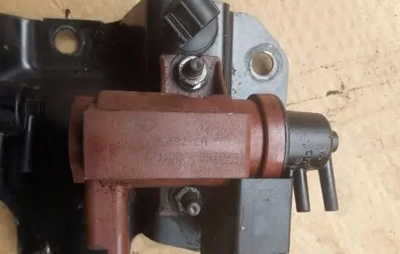 Volvo V50 Valve vacuum 