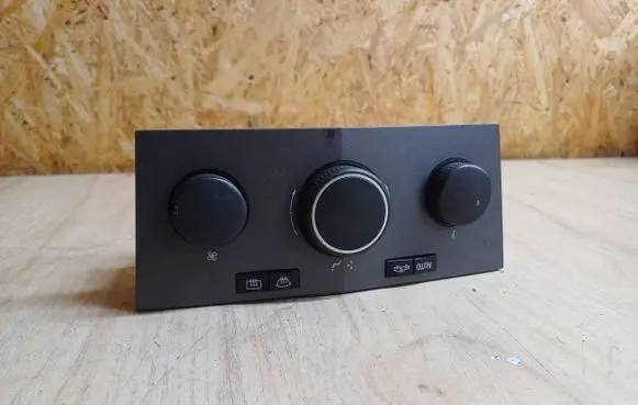 Opel Zafira B Climate control unit 0AM7504C68 30112005 901512570000