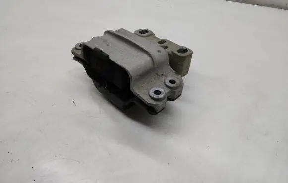 Volkswagen Tiguan Engine mount bracket 5N019555