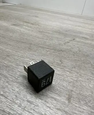 Volkswagen Golf IV Other relay 357927843A V23134J55X180