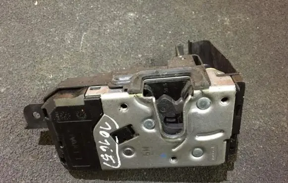Opel Astra H Front door lock 13220369wu