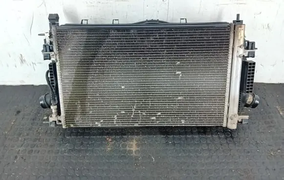 Opel Zafira C Coolant radiator