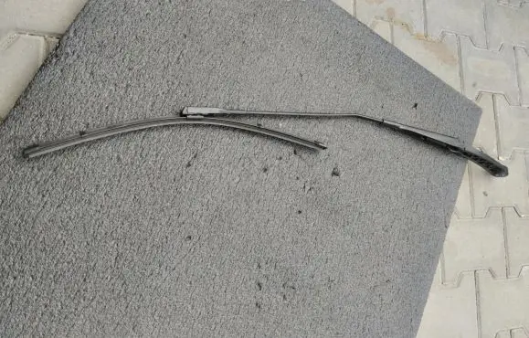 Porsche Taycan 9J1 Front wiper blade arm 9J1955410