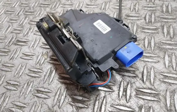 Skoda Octavia Mk2 (1Z) Front door lock