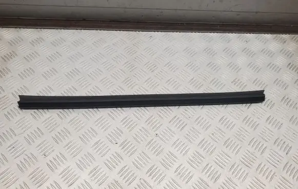 Jeep Grand Cherokee Rubber seal rear door window/glass 55399210AB