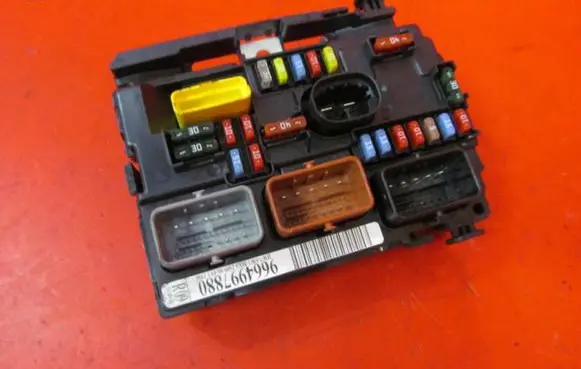 Peugeot 207 Fuse module 9664997880