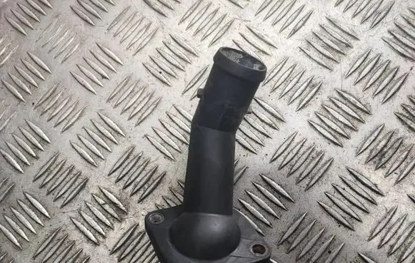 Volkswagen Touran I Engine coolant pipe/hose 06A121121C 038121121D