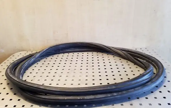 Trunk rubber seal (body)