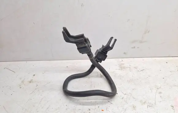 Toyota Prius (NHW20) Fuel line pipe 6MJA
