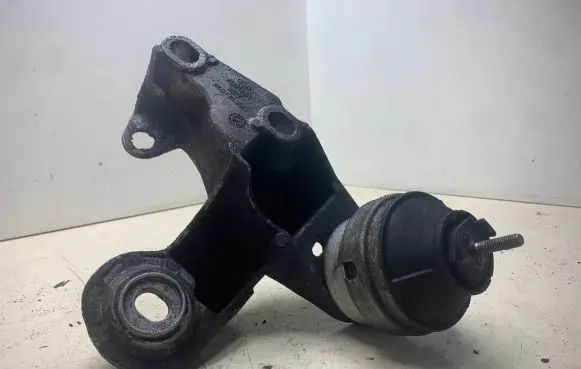 Volkswagen PASSAT B5.5 Engine mount bracket 8E0199331