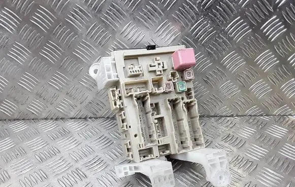 Toyota Avensis T270 Fuse module 8273005C80
