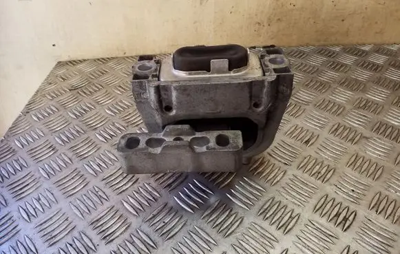 Volkswagen PASSAT B8 Engine mount bracket 5Q0199262DE