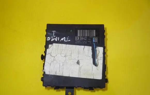 Renault Twingo II Comfort/convenience module 8200874481A BCMX44-L2