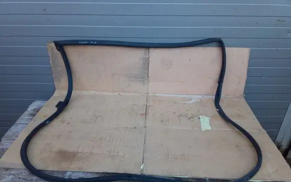 Nissan Leaf I (ZE0) Rubber seal front door (on door) 