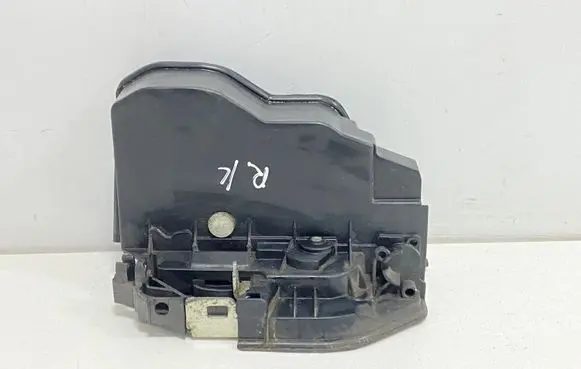 BMW X3 E83 Front door lock 7167067