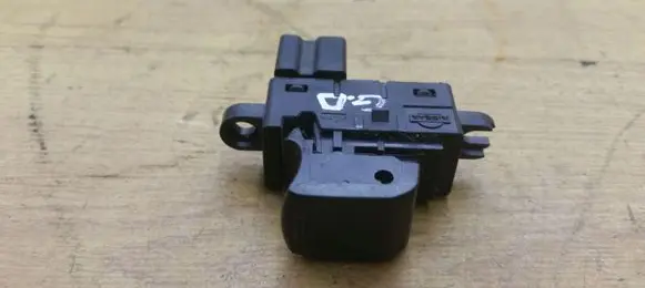 Nissan Qashqai Electric window control switch 25411JD000