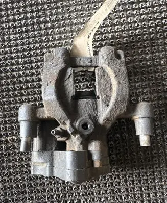 Volkswagen PASSAT B8 Rear brake caliper 3Q0615424