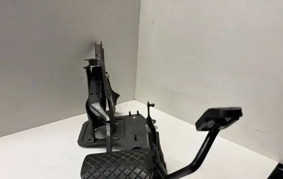 Volkswagen Transporter - Caravelle T5 Brake pedal 7H2723057 7H2723057A