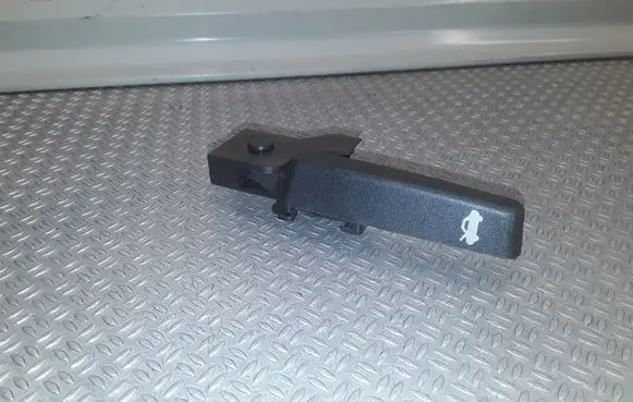 Opel Zafira C Engine bonnet (hood) release handle 