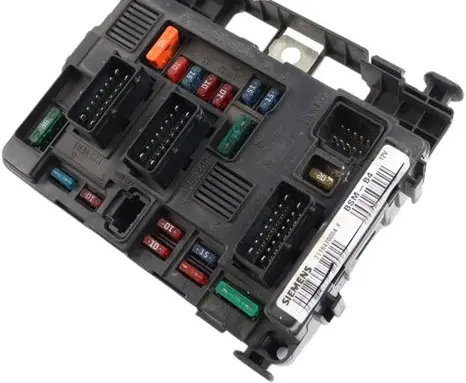 Peugeot 206 Fuse module 9643498780 T118470004F