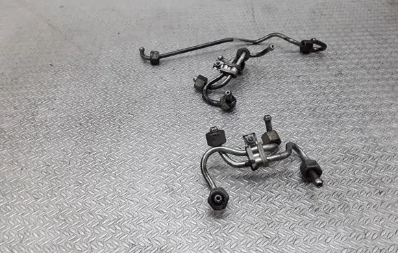 BMW 3 E90 E91 Fuel injector supply line/pipe 