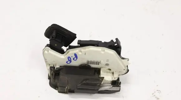 Volkswagen PASSAT B8 Rear door lock 5E1837016A5747153
