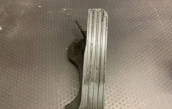 Volkswagen Touran I Accelerator throttle pedal 1T1721503H 6PV00868900