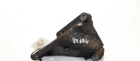 Volvo V70 Engine mounting bracket