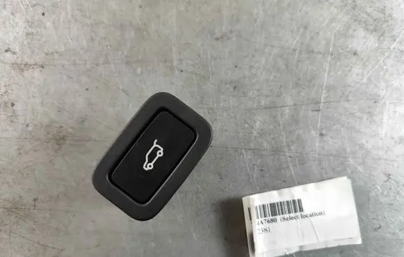 Jaguar F-Pace Tailgate/boot open switch button T4A7680